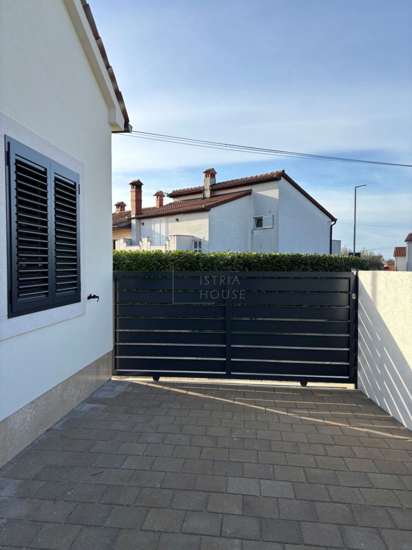 Rovigno, dintorni, casa bifamiliare in una zona tranquilla