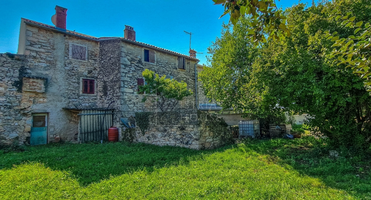 Cittanova, dintorni, casa in pietra d'Istria in un piccolo paese