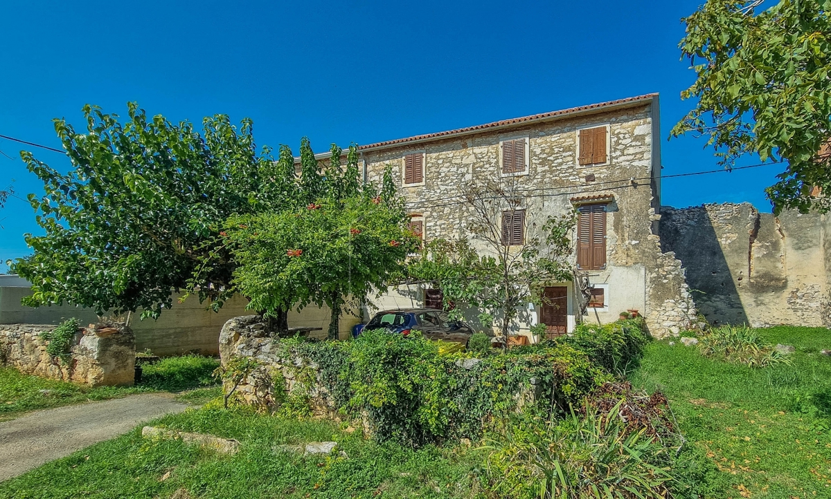 Cittanova, dintorni, casa in pietra d'Istria in un piccolo paese