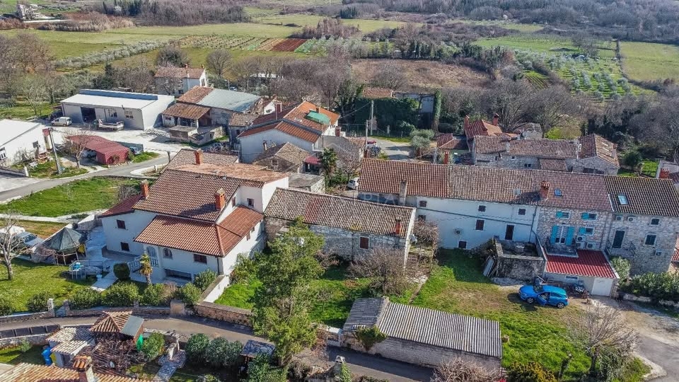 Parenzo, dintorni, casa in pietra in un posto tranquillo