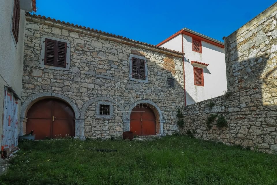 Parenzo, dintorni, casa in pietra in un posto tranquillo