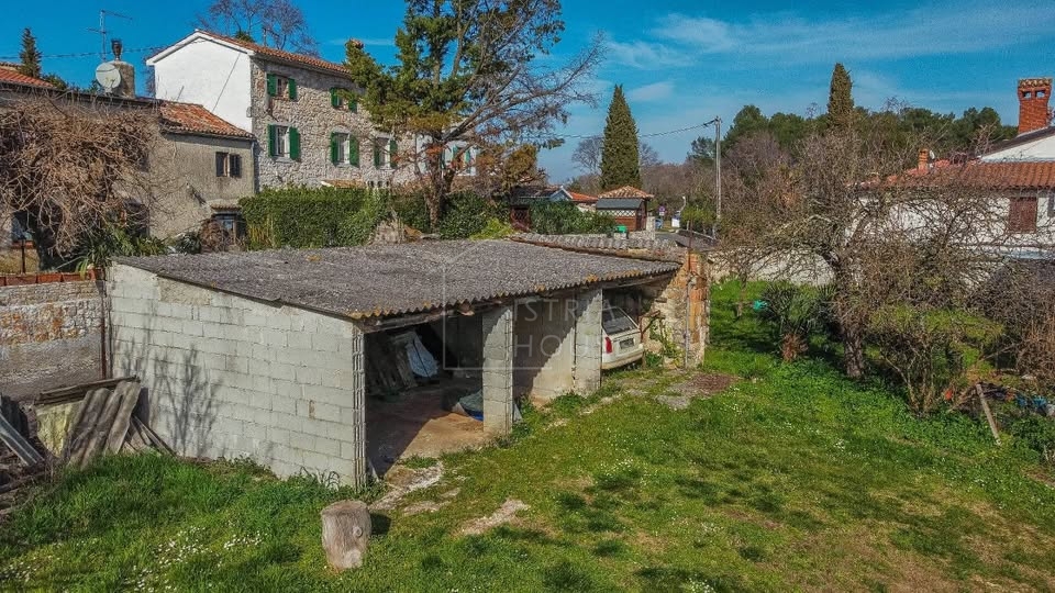 Parenzo, dintorni, casa in pietra in un posto tranquillo