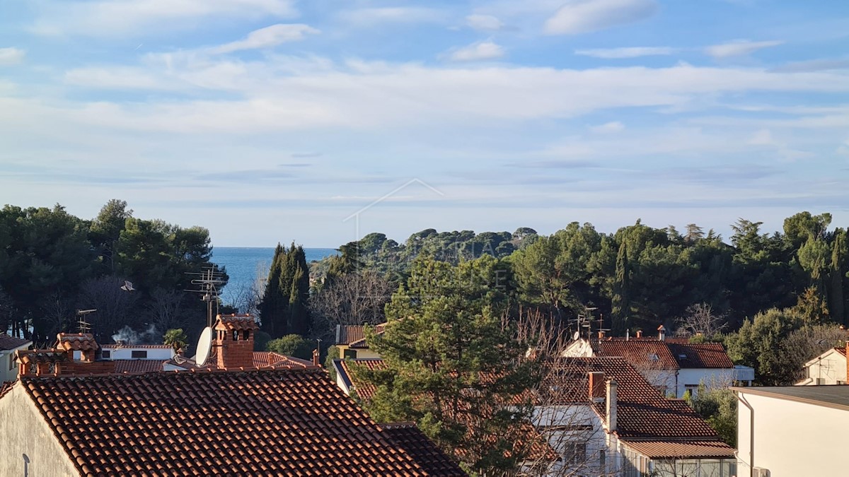 Parenzo, appartamento in buona posizione con vista sul mare