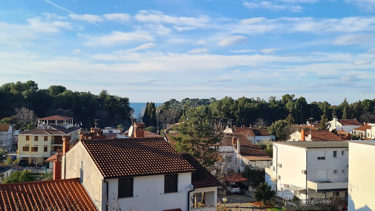 Parenzo, appartamento in buona posizione con vista sul mare