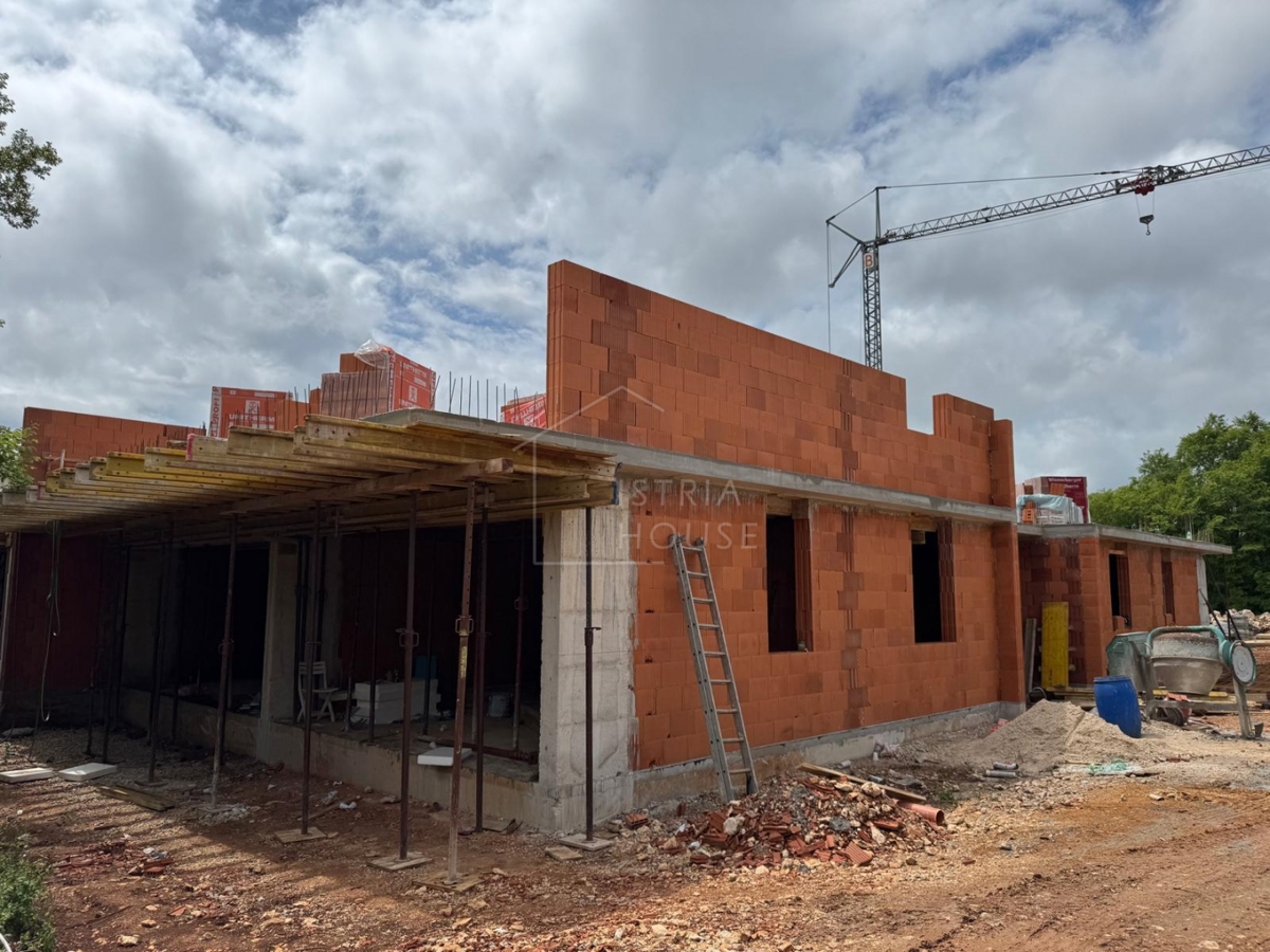 Rovigno, dintorni, appartamento al piano terra con giardino