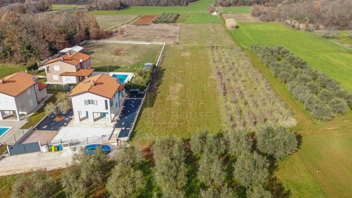 Parenzo, dintorni, terreno edificabile ai margini della città