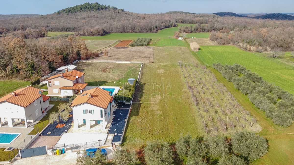 Parenzo, dintorni, terreno edificabile ai margini della città