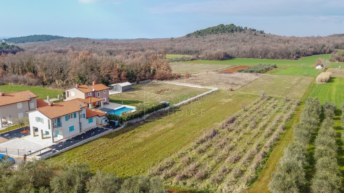 Parenzo, dintorni, terreno edificabile ai margini della città