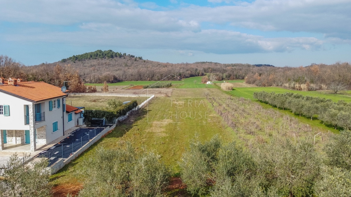 Parenzo, dintorni, terreno edificabile ai margini della città