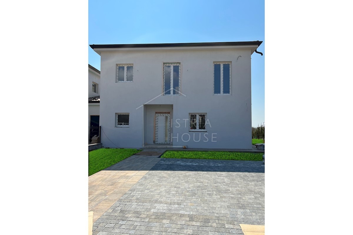 POREČ, dintorni - moderna casa bifamiliare con piscina