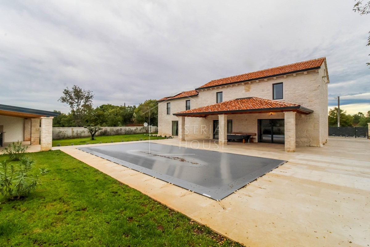 Rovigno, dintorni, spaziosa casa in pietra con ampio cortile