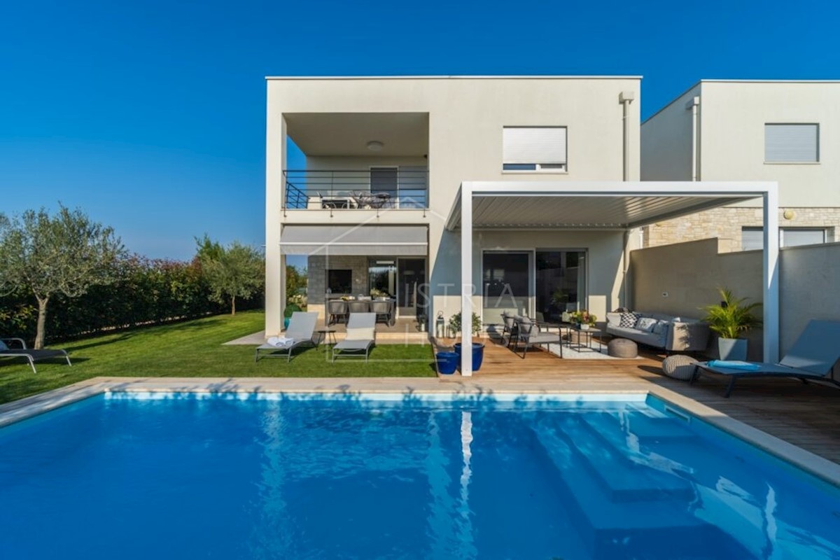 NOVIGRAD - bella villa bifamiliare vicino alla città