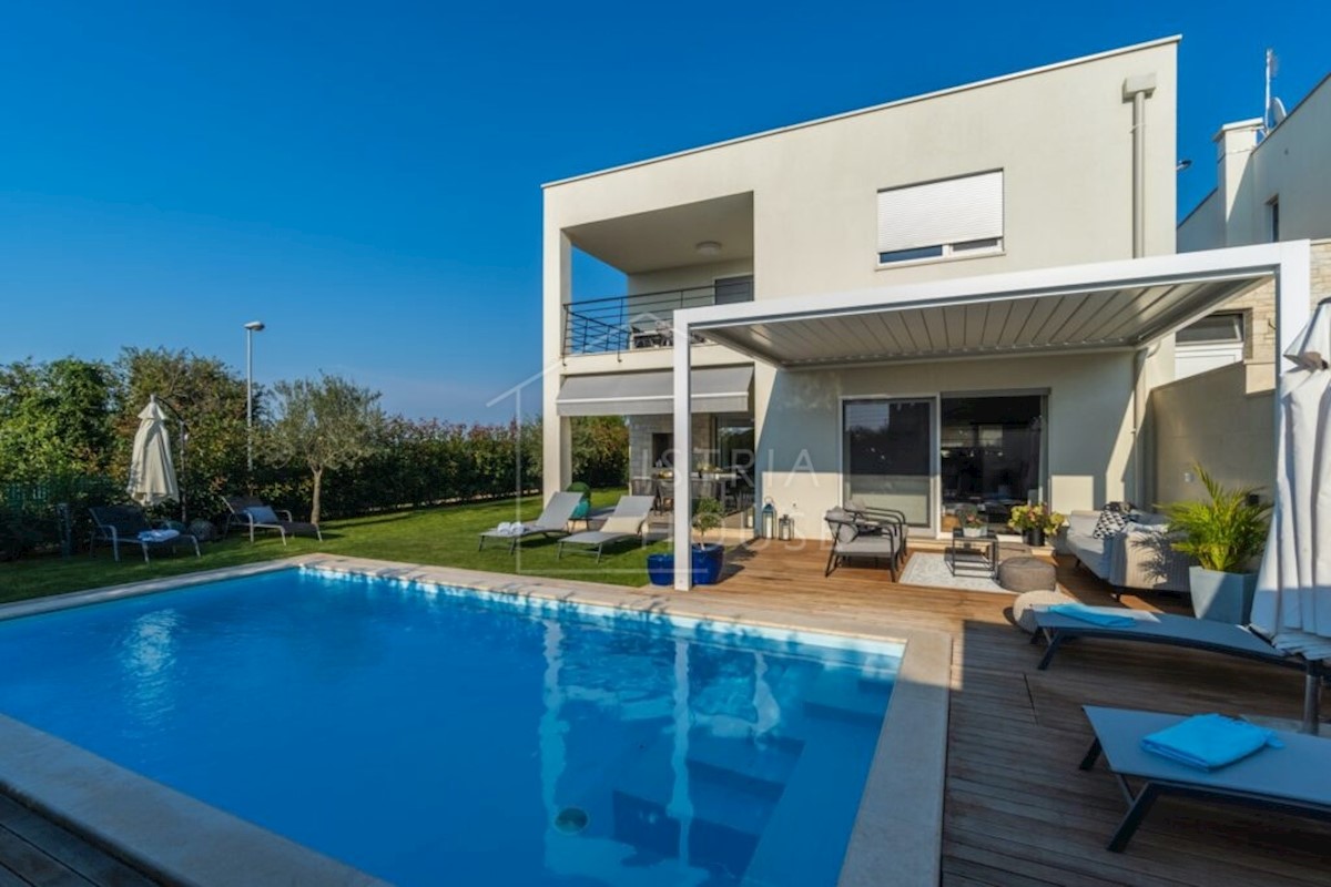 NOVIGRAD - bella villa bifamiliare vicino alla città