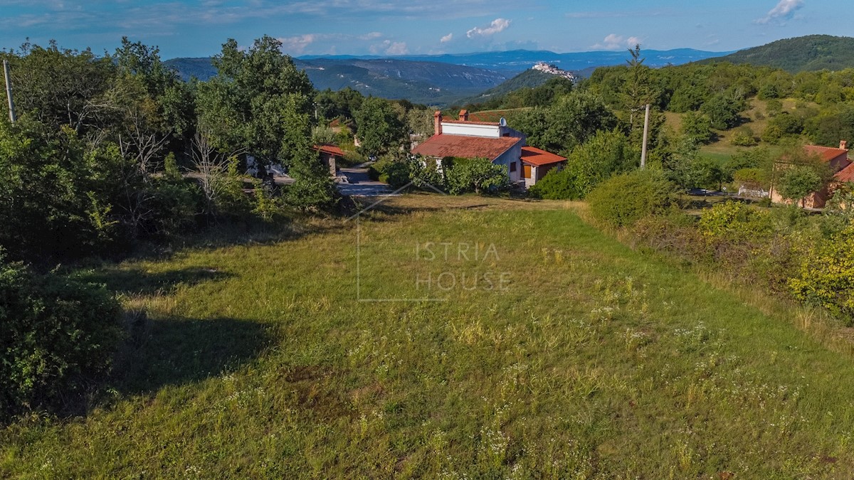 Montona, dintorni, terreno alla fine della zona edificabile