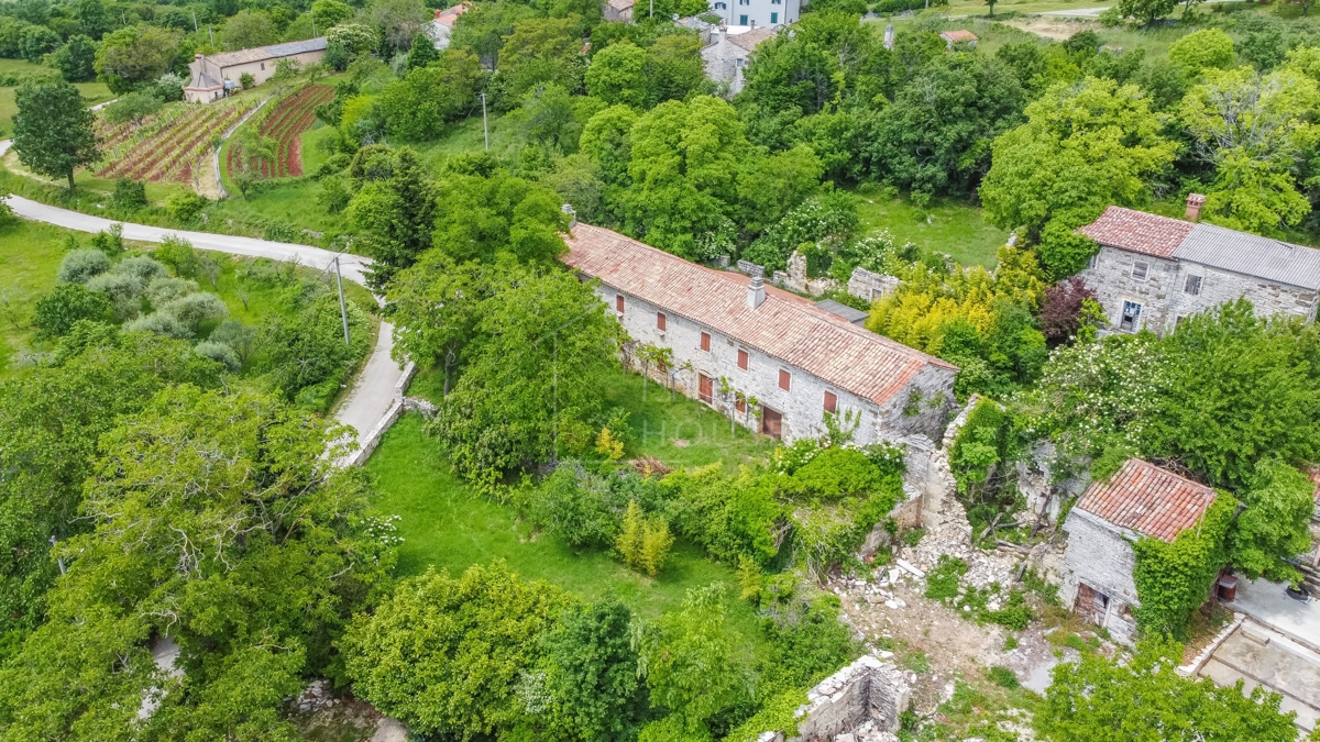 Esclusiva casa in pietra con ampio terreno vicino a Portole