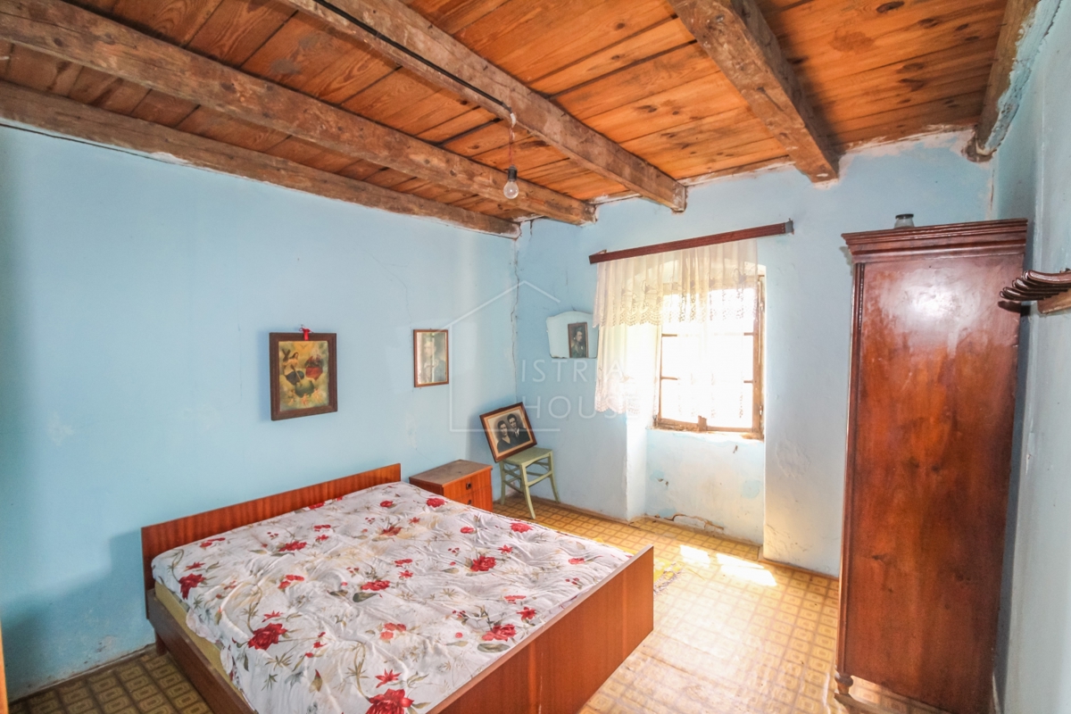 Esclusiva casa in pietra con ampio terreno vicino a Portole
