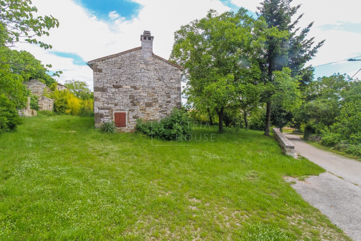 Esclusiva casa in pietra con ampio terreno vicino a Portole