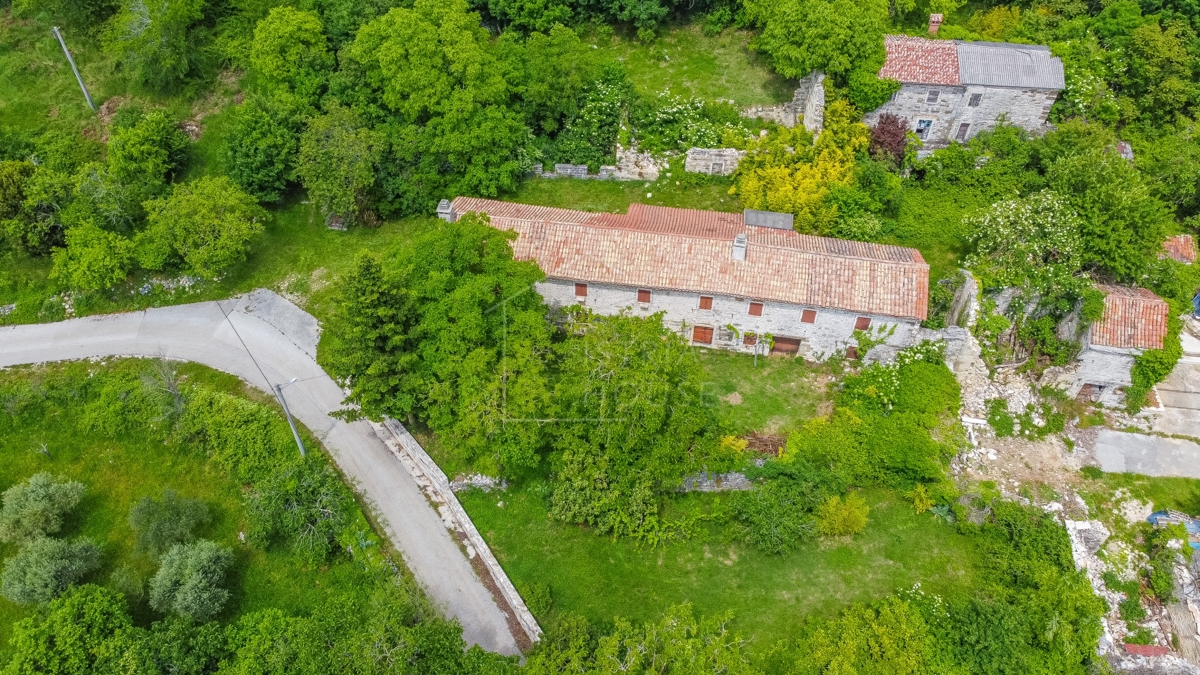 Esclusiva casa in pietra con ampio terreno vicino a Portole