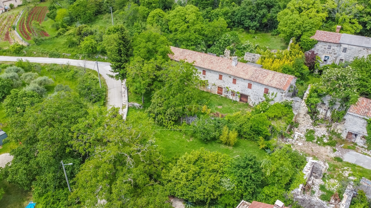 Esclusiva casa in pietra con ampio terreno vicino a Portole