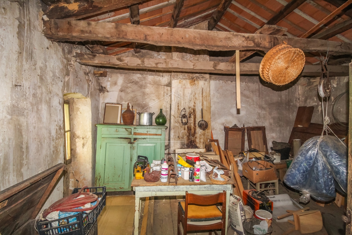 Esclusiva casa in pietra con ampio terreno vicino a Portole