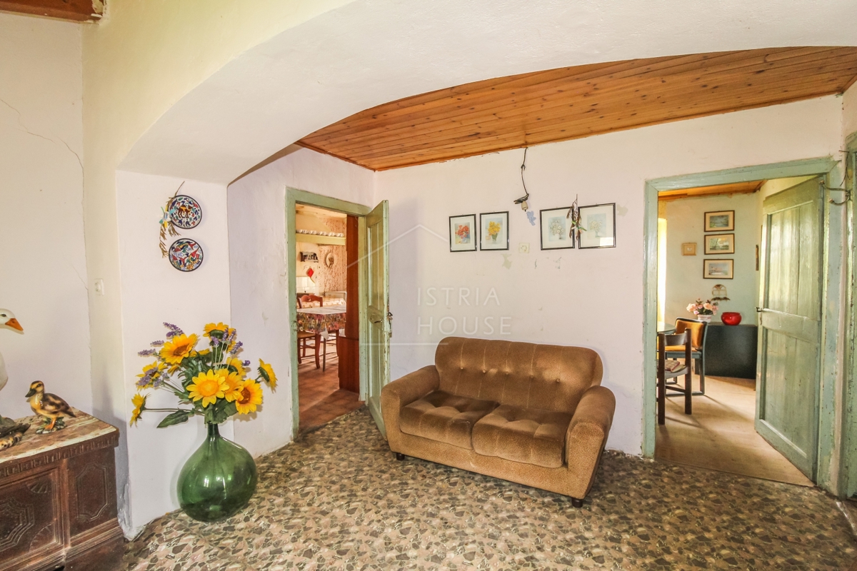 Esclusiva casa in pietra con ampio terreno vicino a Portole
