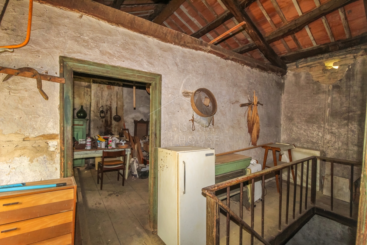 Esclusiva casa in pietra con ampio terreno vicino a Portole