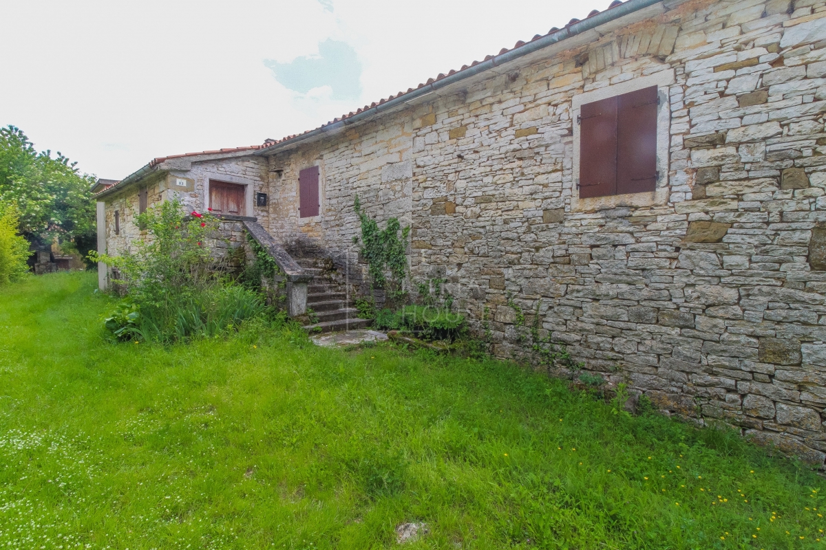 Esclusiva casa in pietra con ampio terreno vicino a Portole
