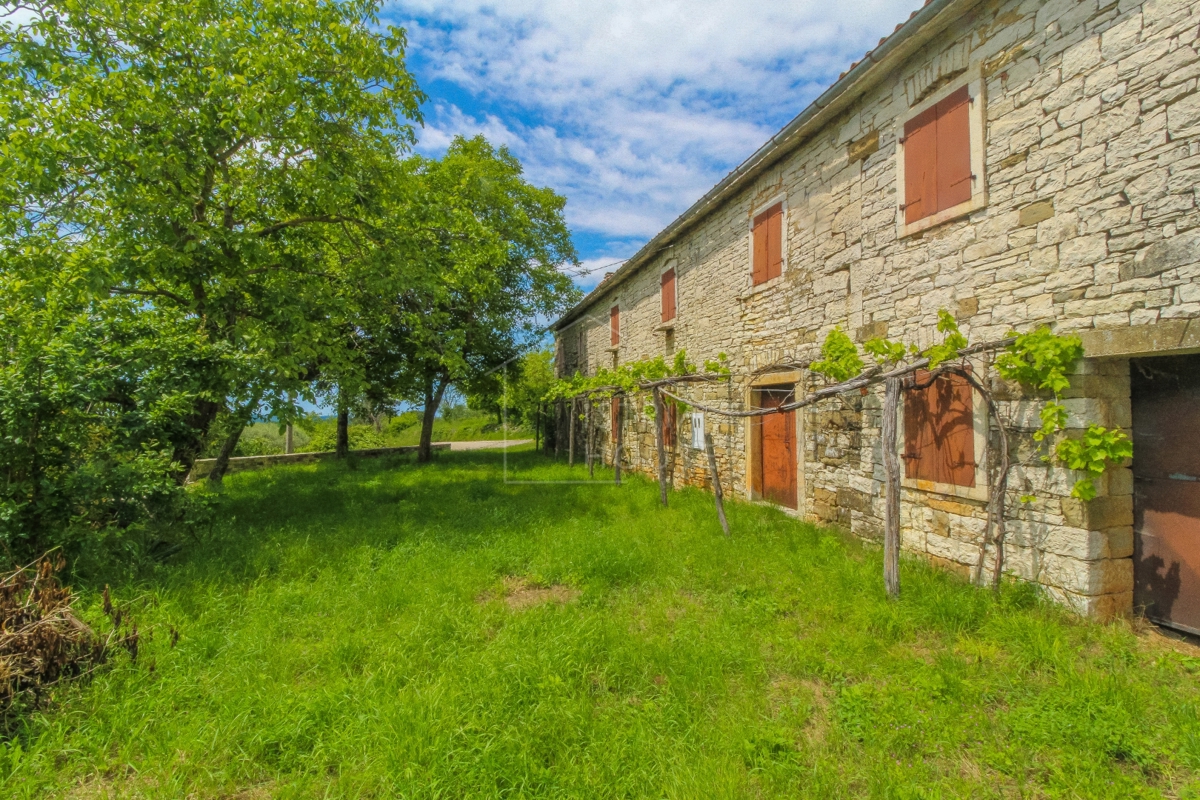 Esclusiva casa in pietra con ampio terreno vicino a Portole