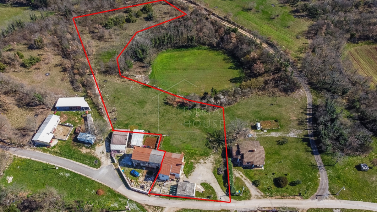 Parenzo, dintorni, casa in pietra con ampio cortile