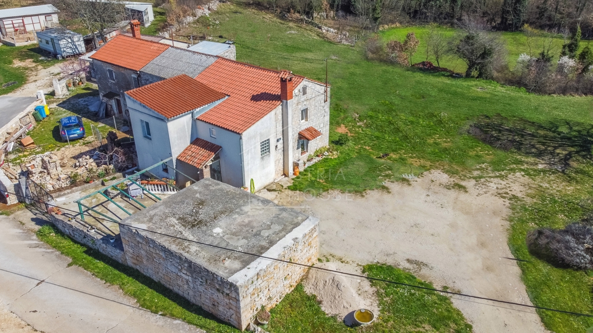Parenzo, dintorni, casa in pietra con ampio cortile