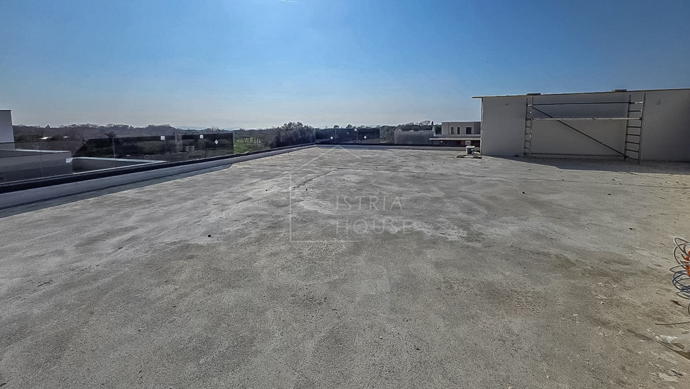 Dignano, casa incompiuta con vista mare