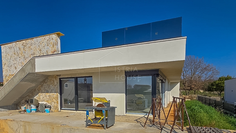 Dignano, casa incompiuta con vista mare