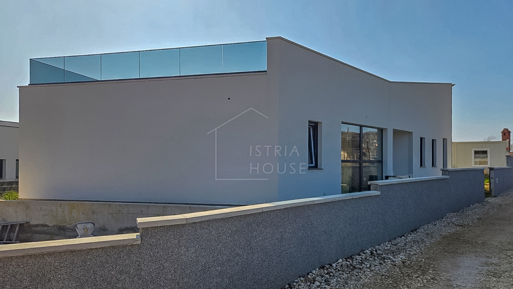 Dignano, casa incompiuta con vista mare