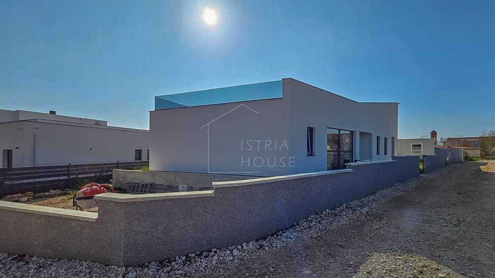 Dignano, casa incompiuta con vista mare