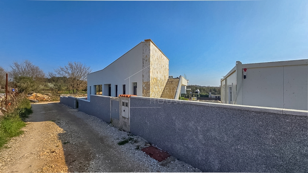 Dignano, casa incompiuta con vista mare