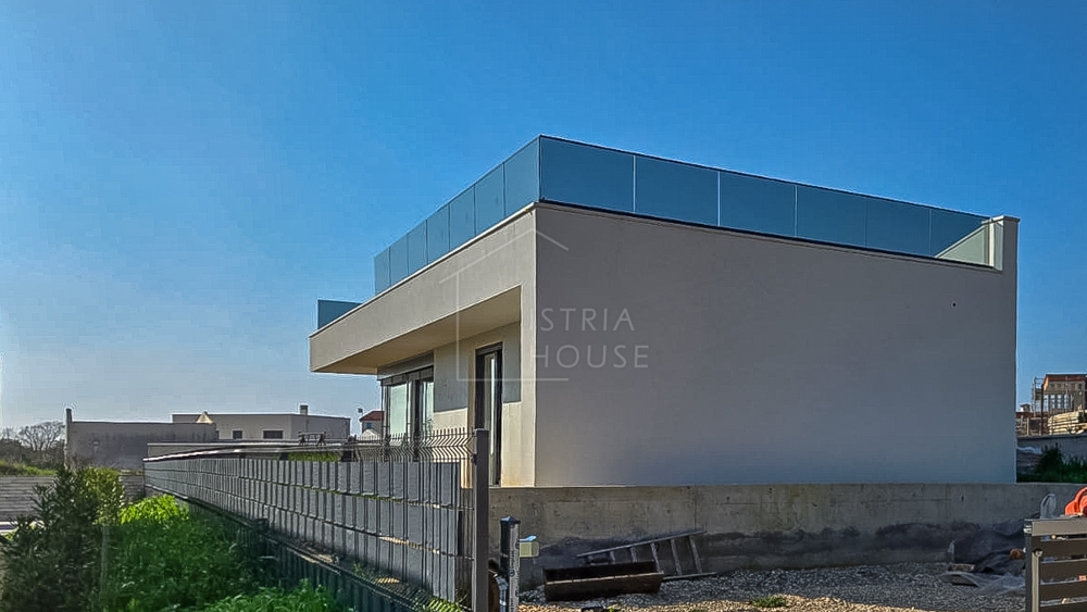 Dignano, casa incompiuta con vista mare