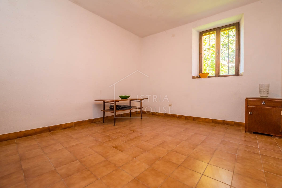 NOVIGRAD, dintorni - una casa con potenziale e vista mare