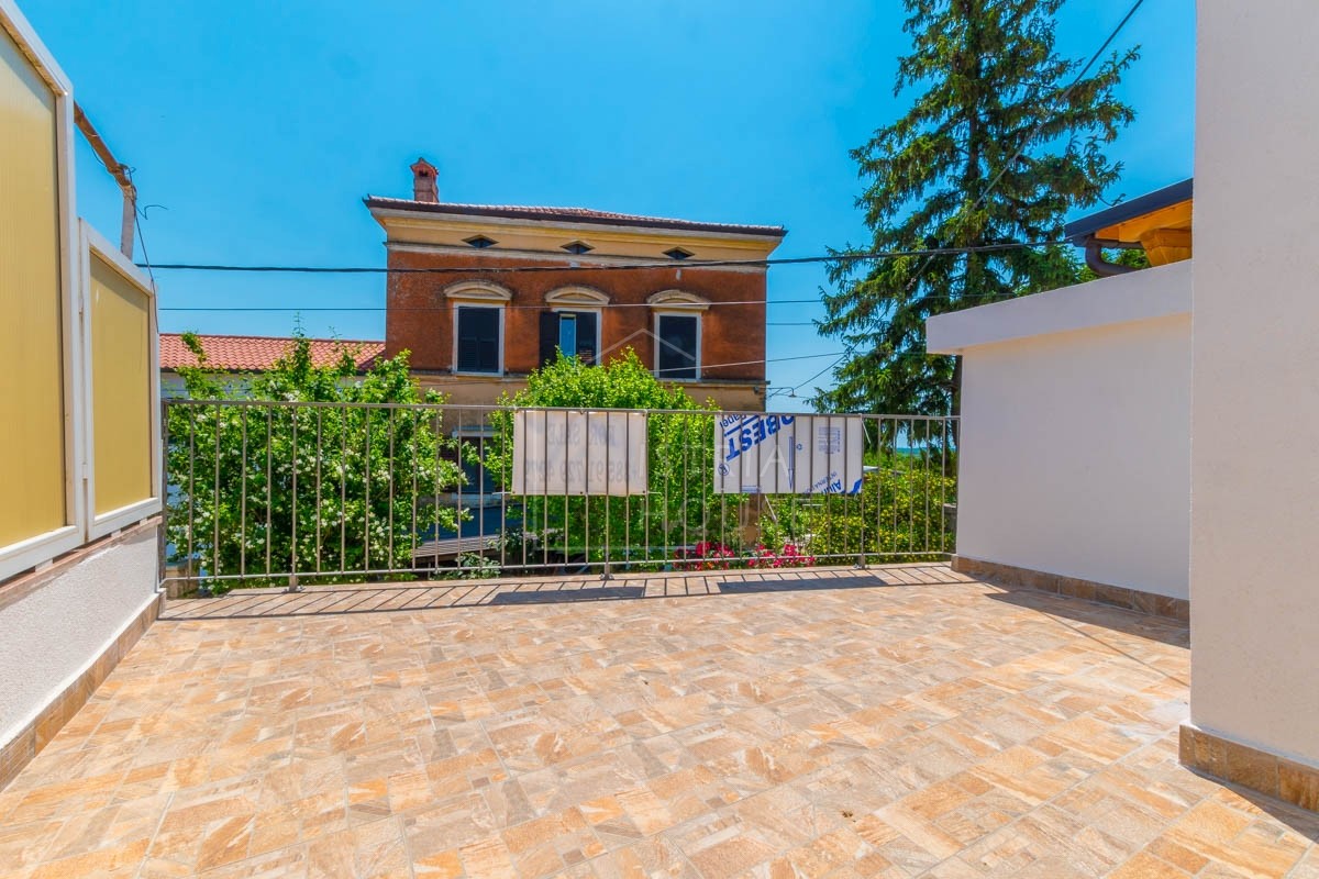 NOVIGRAD, dintorni - una casa con potenziale e vista mare