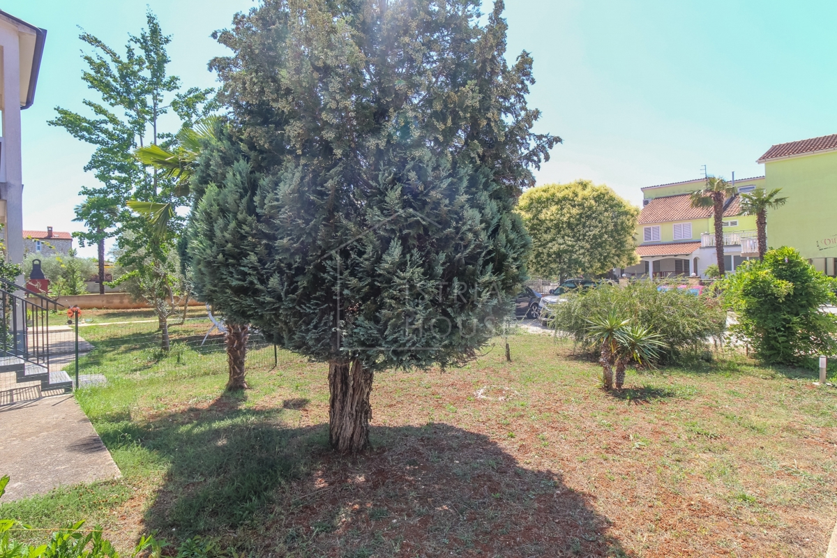 Parenzo, appartamento al piano terra con giardino privato