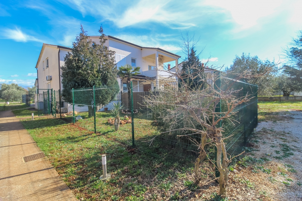 Parenzo, appartamento al piano terra con giardino privato