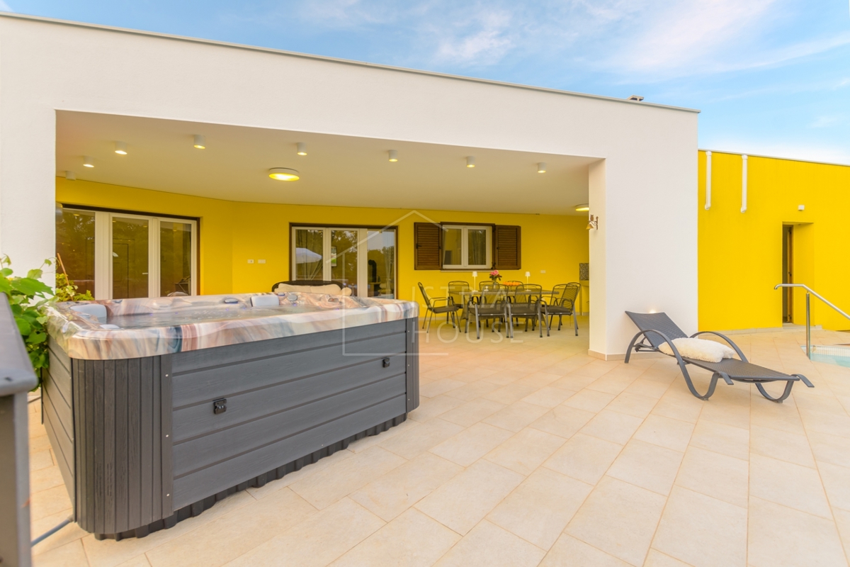 Svetvinčenat, dintorni, Villa con vista aperta e piscina