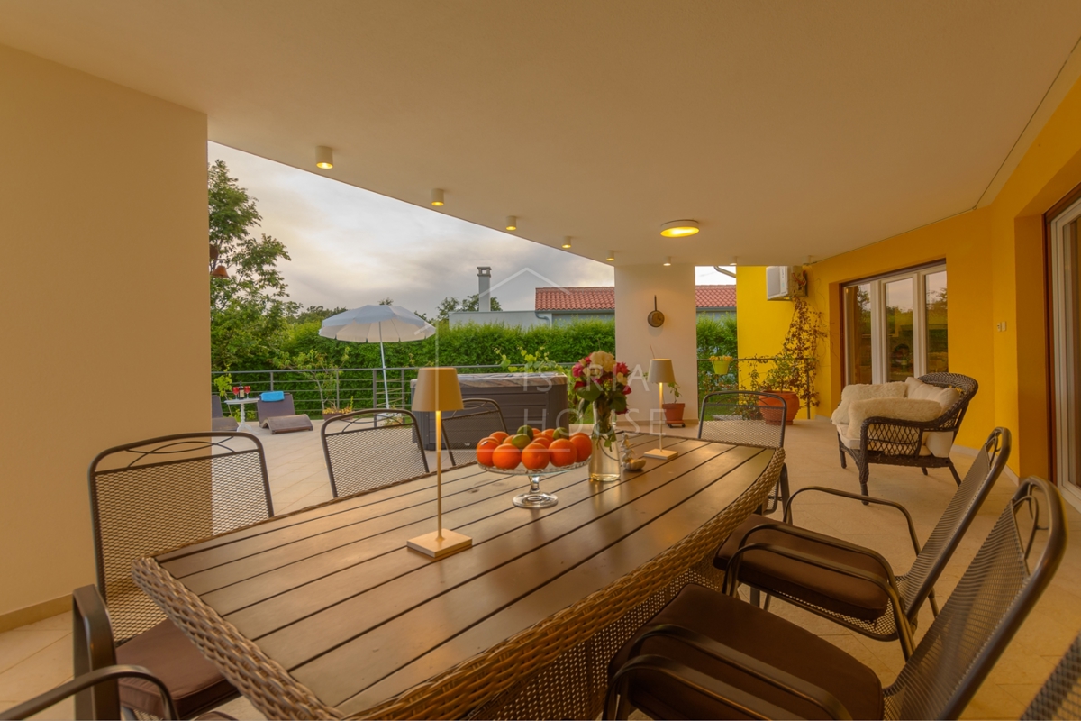 Svetvinčenat, dintorni, Villa con vista aperta e piscina