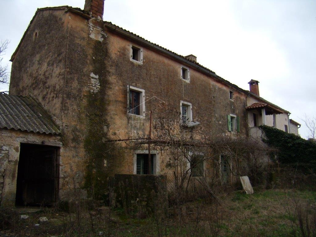 Bale, dintorni, grande appezzamento di terreno con casa da ristrutturare