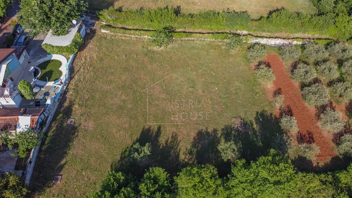 Parenzo, terreno edificabile ai margini del paese