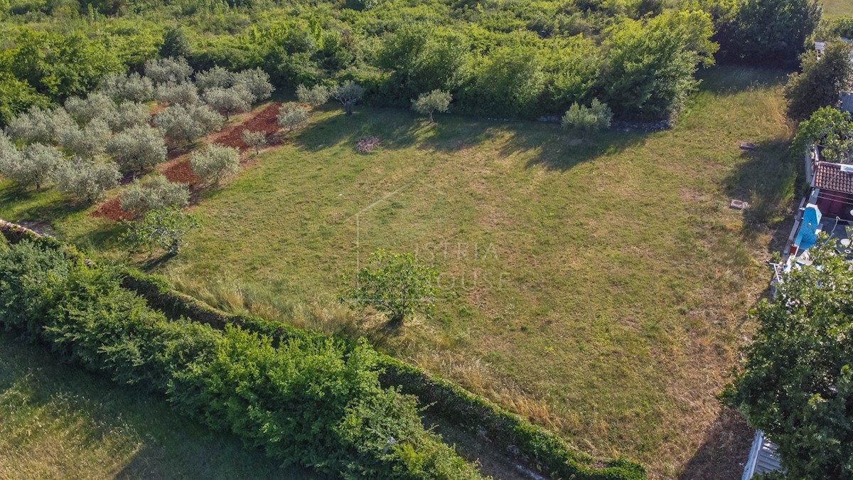 Parenzo, terreno edificabile ai margini del paese