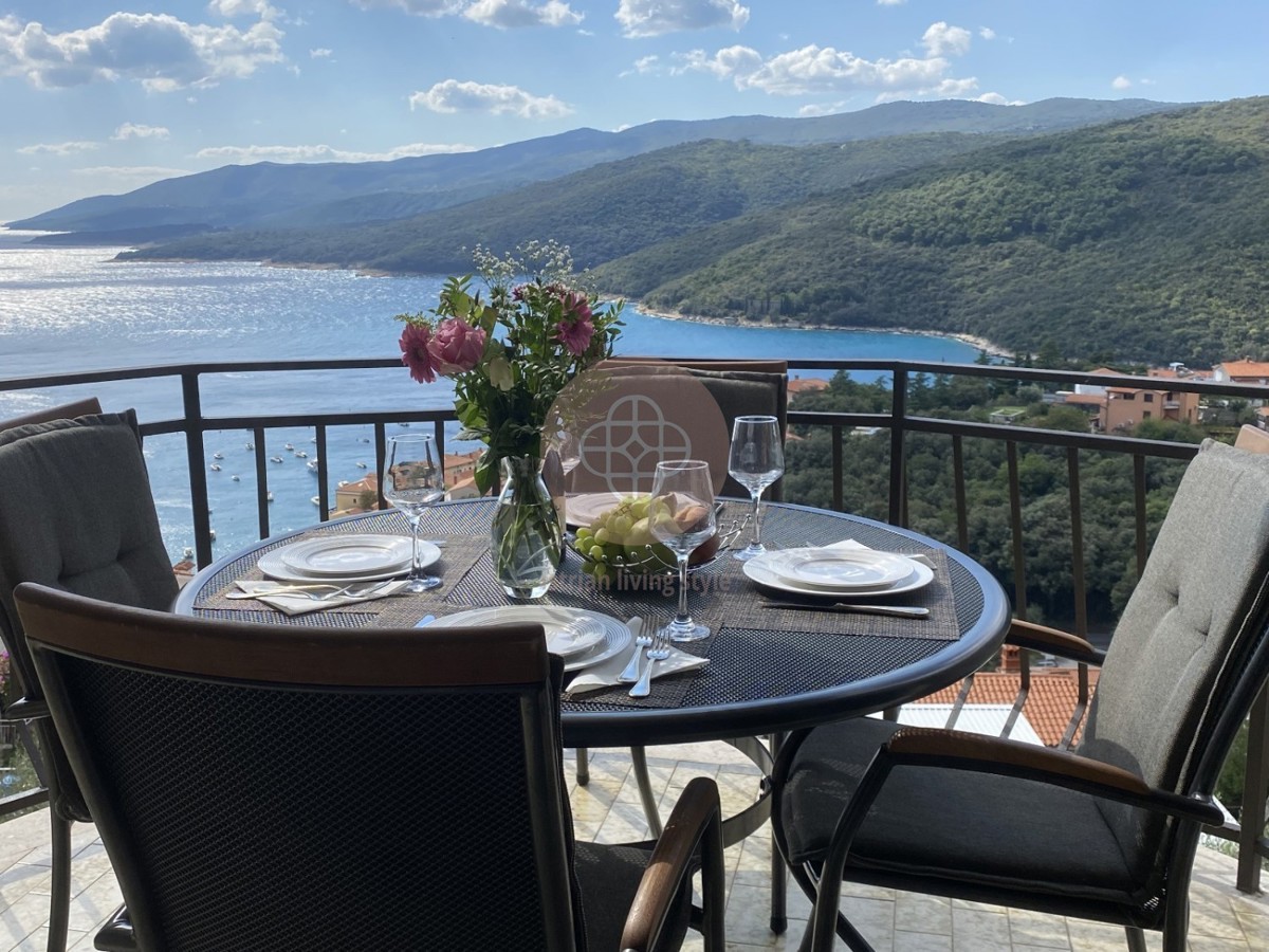 Fantastico condominio con vista mare sensazionale *a pochi passi dal mare*