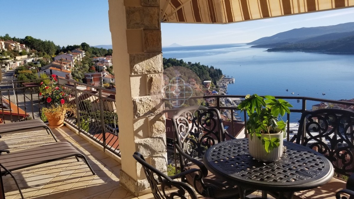 Fantastico condominio con vista mare sensazionale *a pochi passi dal mare*