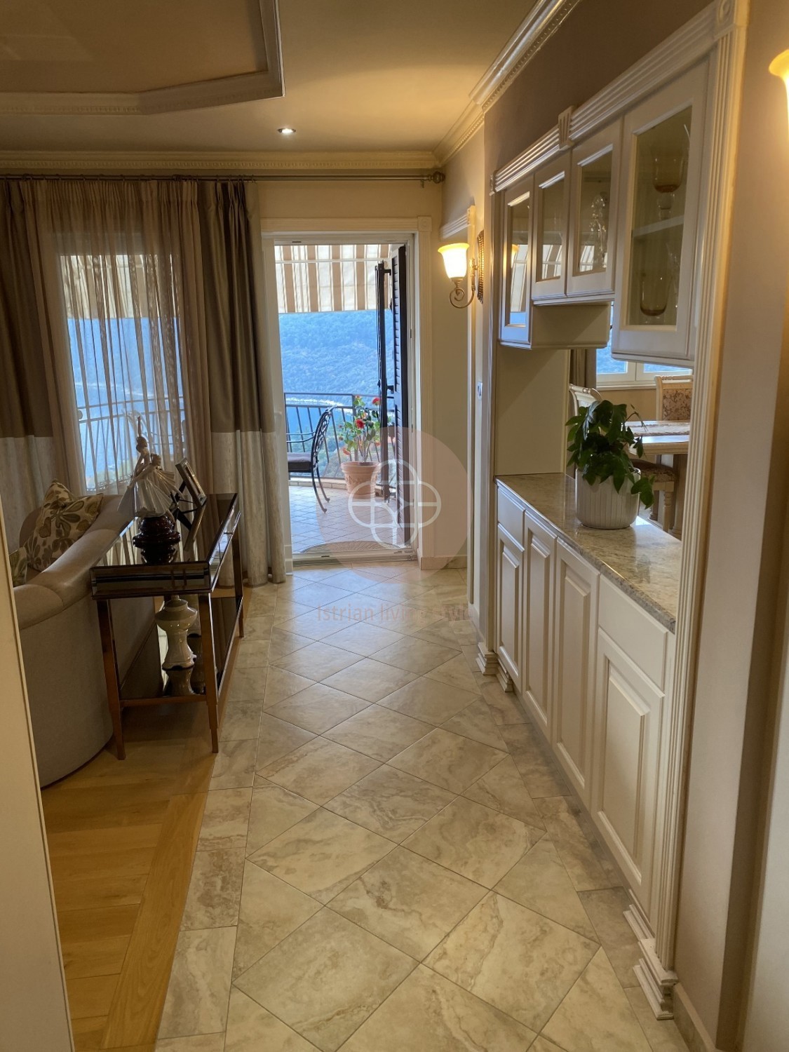 Fantastico condominio con vista mare sensazionale *a pochi passi dal mare*