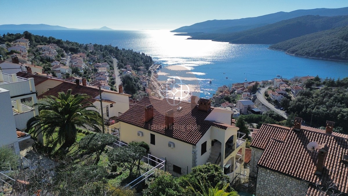 Fantastico condominio con vista mare sensazionale *a pochi passi dal mare*