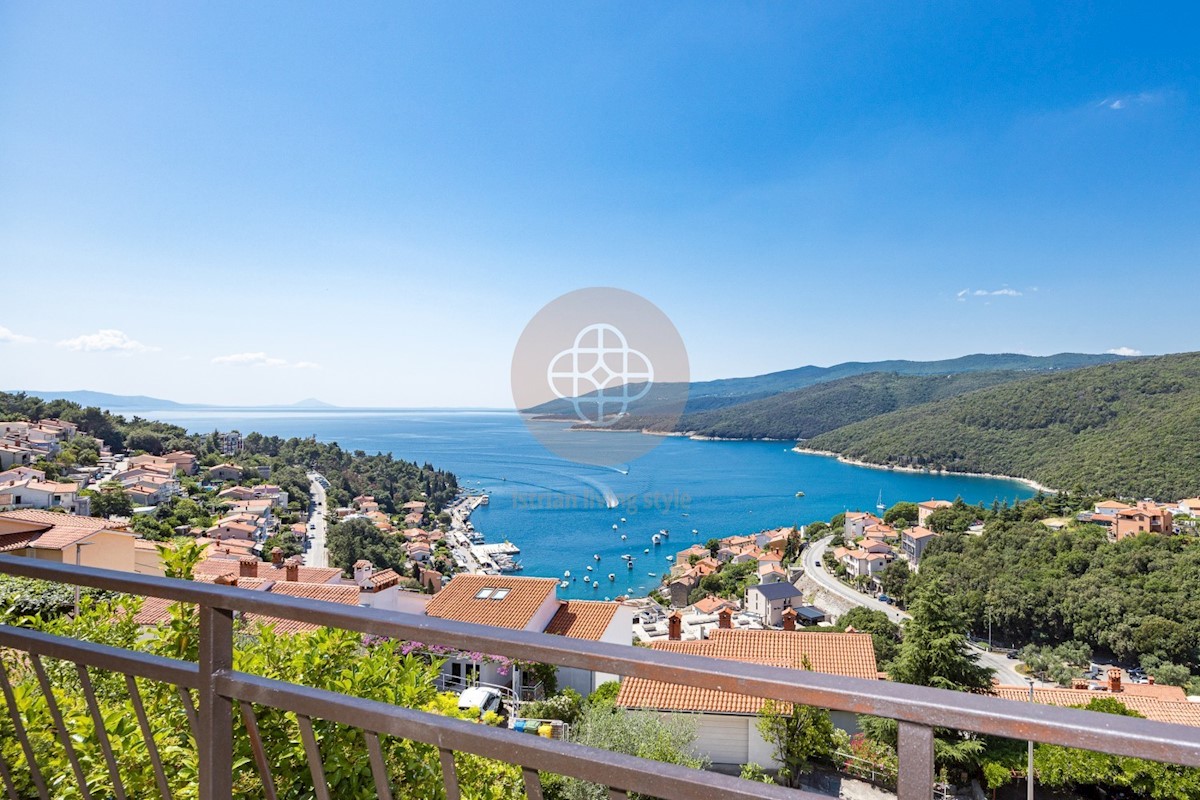 Fantastico condominio con vista mare sensazionale *a pochi passi dal mare*